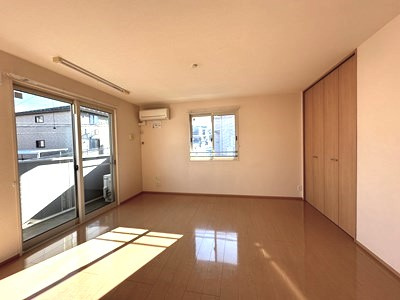 【居間・リビング】 | アガイティーラ | 南東向きリビングダイニングキッチン15帖☆バルコニーに繋がる角部屋二面採光のお部屋です♪エアコン付きで1年中快適に過ごせますね☆