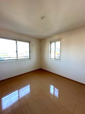【洋室】 | アガイティーラ | 洋室7帖☆角部屋二面採光のお部屋です！書斎・寝室など多用途に使えそうなお部屋です♪