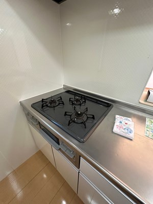 【キッチン】 | アガイティーラ | 3口ガスコンログリル付きシステムキッチンです☆3口コンロは複数の調理を同時にできるので時短にもGOOD☆