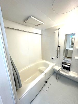 【浴室】 | アガイティーラ | 追い焚き機能・浴室暖房乾燥機付きバスルーム♪雨の日のお洗濯にも便利な物干しバー完備です！お風呂に浸かって一日の疲れもすっきりリフレッシュ♪