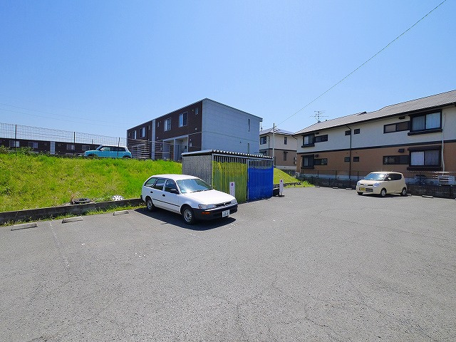 シャトレーヌ梅美台の駐車場