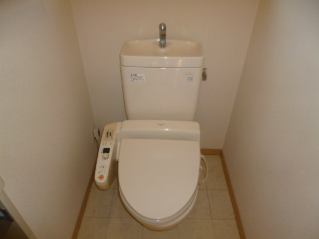 都窪郡早島町前潟のアパートのトイレ|シャワー付きトイレ