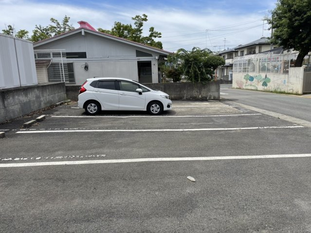 フレグランス ルージュの駐車場