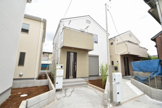 【外観】 | 白を基調とした清潔感のある新築物件！完成致しました、お客様のご都合でご内覧可能で御座います。