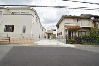【前面道路含む現地写真】 | 南側7.48ｍ公道で、日々の車庫入れにもストレスを感じません。