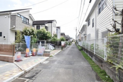 【前面道路含む現地写真】 | 小平市仲町　新築戸建 | 前面道路は閑静な住宅地の通りとなるため、車通りは多くありません。 安心して車庫入れ可能。