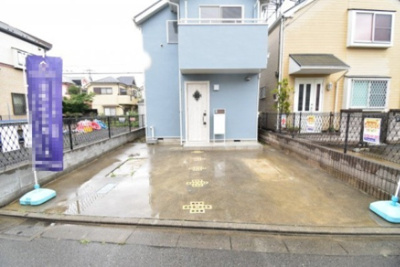 【駐車場】 | 府中市多磨町1丁目　中古戸建 | 車好きのパパにはうれしい広さのヵースペース、休日には自慢の愛車を思う存分メンテナンス。