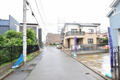 【前面道路含む現地写真】 | 府中市多磨町1丁目　中古戸建 | 前面道路は閑静な住宅地の通りとなるため、車通りは多くありません。 安心して車庫入れ可能。