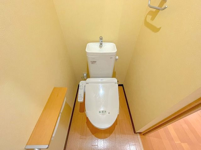みつばちレジデンスのトイレ|落ち着いた色調のトイレです
※間取り反転の場合あり、内装が若干異なる場合がございます