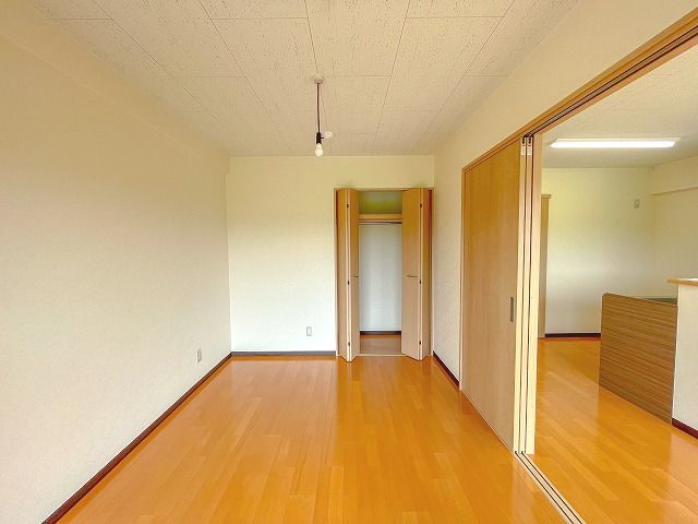 みつばちレジデンスの洋室|個人の部屋や寝室として使える洋室です
※間取り反転の場合あり、内装が若干異なる場合がございます