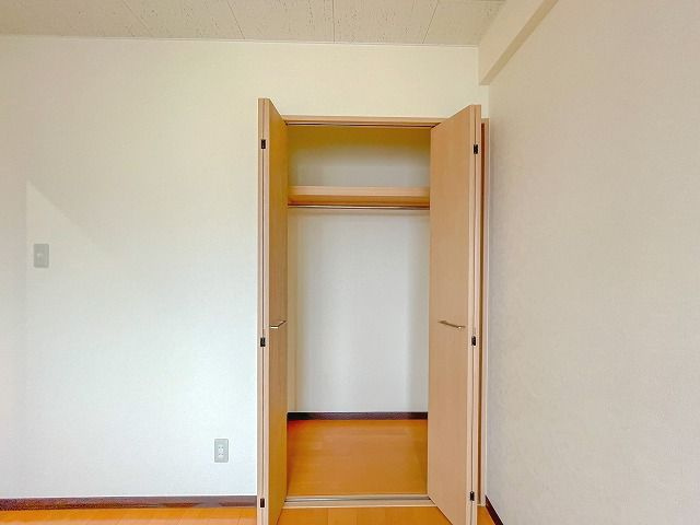 みつばちレジデンスの収納|大きなものも収納できそうです
※間取り反転の場合あり、内装が若干異なる場合がございます