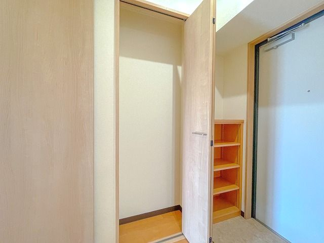みつばちレジデンスの収納|大きなスペースがあり、収納には困りません
※間取り反転の場合あり、内装が若干異なる場合がございます
