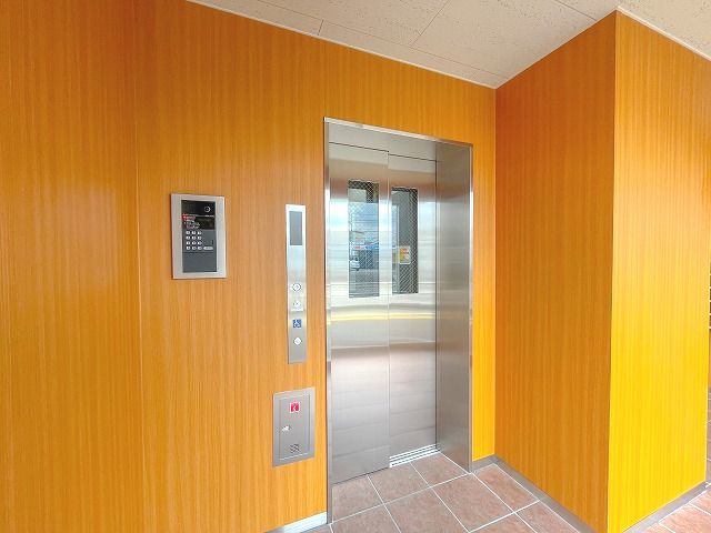 みつばちレジデンスのロビー|ゆとりのあるロビーです
