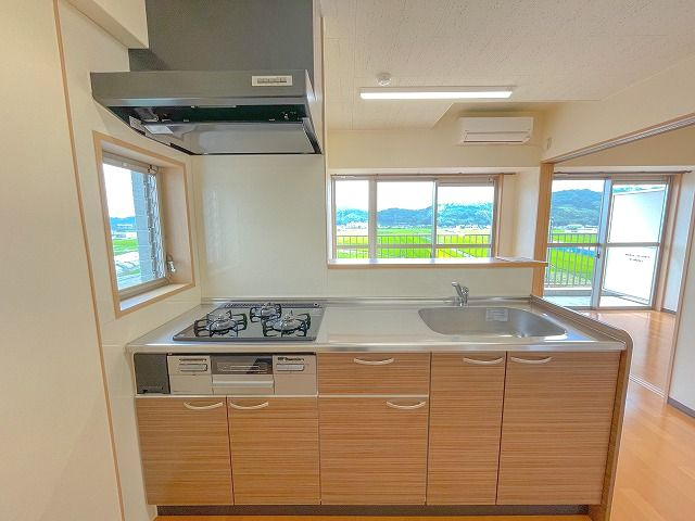 みつばちレジデンスのキッチン|お料理しやすいキッチンです
※間取り反転の場合あり、内装が若干異なる場合がございます