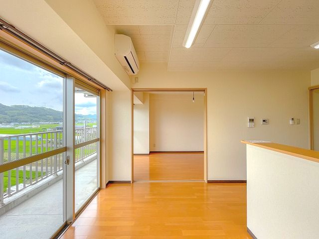 みつばちレジデンスの居間・リビング|こちらのリビングで趣味の時間をお楽しみください
※間取り反転の場合あり、内装が若干異なる場合がございます