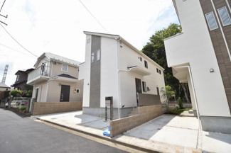 【外観】 | 白を基調としたシンプルで明るいデザインに仕上がりました。完成済みご内覧可能です。