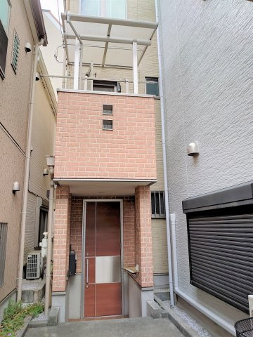 新宿区大久保2丁目 中古戸建 副都心線 西早稲田 山手線 新大久保 大江戸線 東新宿 新宿区 屋根付きカーポート 全居室収納 収納豊富 床下収納 納戸 玄関ポーチ 第一種住居地域 市街化区域 3階建 Ldk13 3帖 2階ldk 渋谷の土地 一戸建て情報はウェストパーク