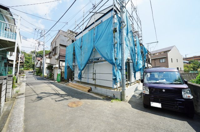 南西角地につき陽当り良好♪保土ケ谷区今井町　新築戸建ての前面道路含む現地写真