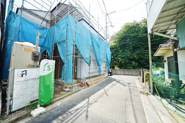 南西角地につき陽当り良好♪保土ケ谷区今井町　新築戸建ての前面道路含む現地写真