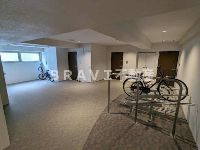 セレニテ堺筋本町プリエ　BRAVI不動産のロビー|【セレニテ堺筋本町プリエ】駐輪場各階にございます。