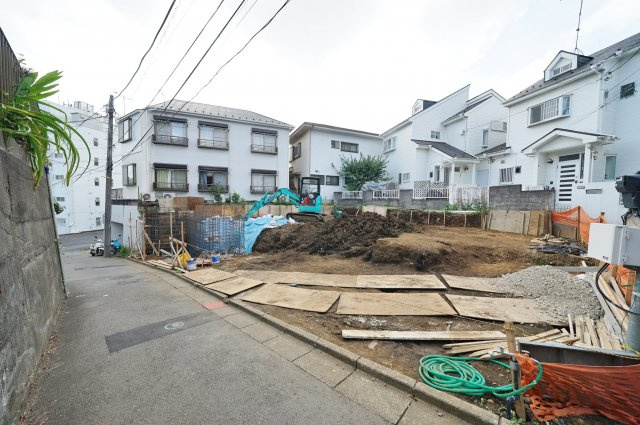 和田町駅徒歩２分の好立地！人気の星川小学校区♪保土ヶ谷区星川3丁目　全３棟新築戸建ての前面道路含む現地写真