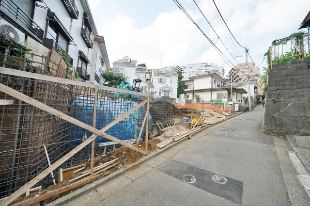 和田町駅徒歩２分の好立地！人気の星川小学校区♪保土ヶ谷区星川3丁目　全３棟新築戸建ての前面道路含む現地写真