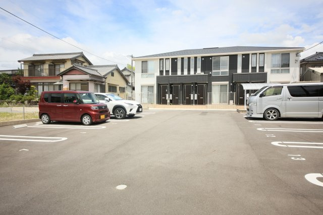ノア・ブランの駐車場