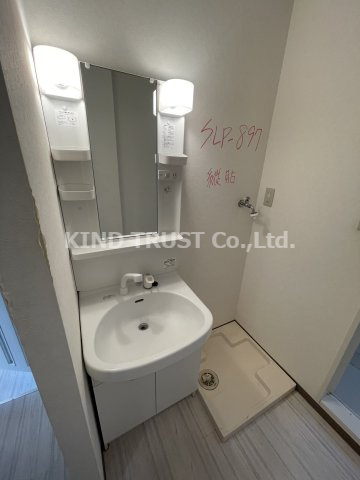 ディー・シモンズ梅田の洗面所|広い洗面スペース