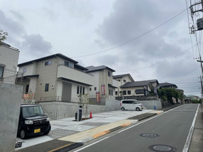 【前面道路含む現地写真】 | 多摩市桜ケ丘3丁目新築戸建て3棟現場2号棟