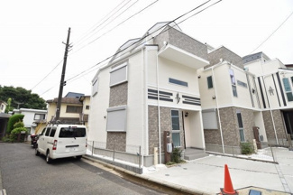 【外観】 | 白を基調とした清潔感のある外観！！千歳烏山より徒歩8分のアクセスです。