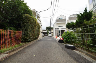 【前面道路含む現地写真】 | 東側4ｍ道路は、車の通行はほとんどありません。小さなお子様が居ても安心です。