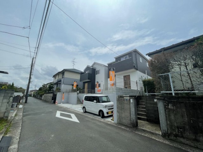 【前面道路含む現地写真】 | 日野市南平1丁目新築戸建て2棟現場1号棟