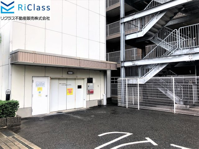 大石川サニーハイツの駐車場