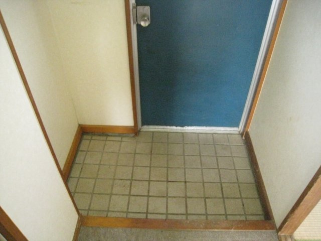 千代田１丁目貸家の玄関