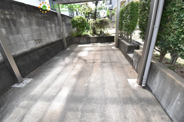 北本市西高尾1丁目　中古一戸建ての駐車場|屋根付きガレージ！！
雨の日にも助かります！！