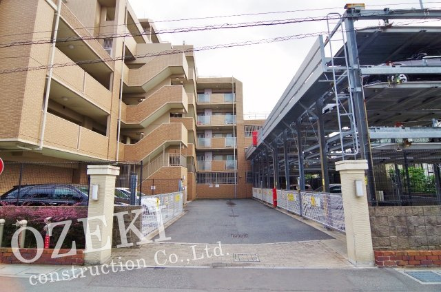 ベルドゥムール越谷南町の駐車場