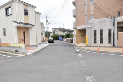 【前面道路含む現地写真】 | 西東京市第1富士町　1号棟 | 前面道路は閑静な住宅地の通りとなるため、車通りは多くありません。 安心して車庫入れ可能。