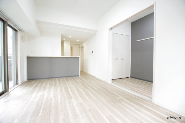 MBC RESIDENCE 仲介手数料無料の居間・リビング