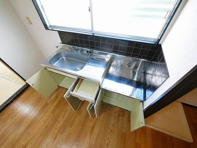 エガリテハイツAのキッチン|コンパクトなキッチンで掃除もラクラク