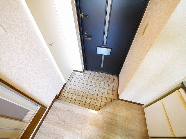 シティパレスあやめ池Ｐ８の玄関|明るい玄関です