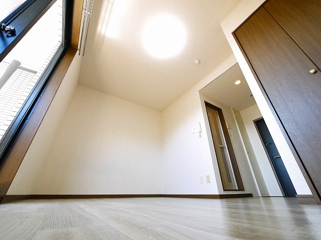 シティパレスあやめ池Ｐ８の居間・リビング|広々としたバルコニーです