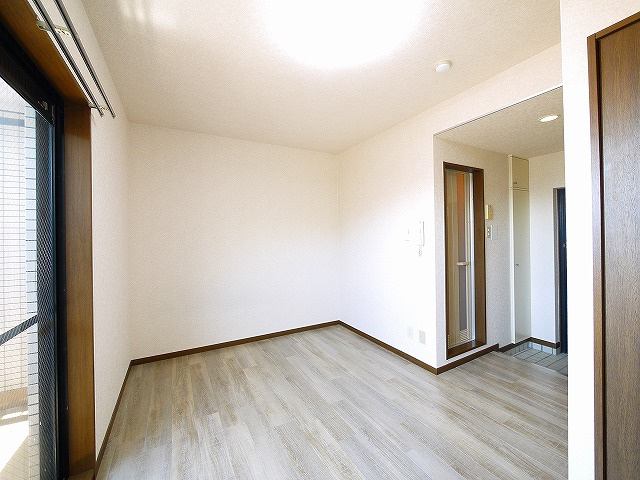 シティパレスあやめ池Ｐ８の居間・リビング|こちらのリビングで趣味の時間をお楽しみください