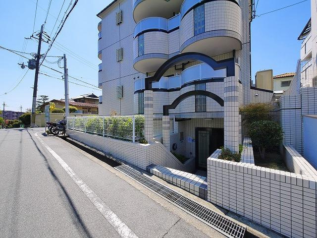 シティパレスあやめ池Ｐ８のエントランス|毎日通るエントランスはこのようになっています