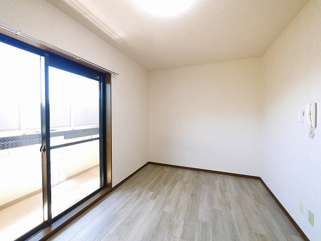 シティパレスあやめ池Ｐ８の居間・リビング|ゆったりとした居間です