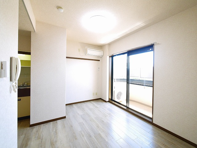 シティパレスあやめ池Ｐ８の寝室|ゆったりとした居間です