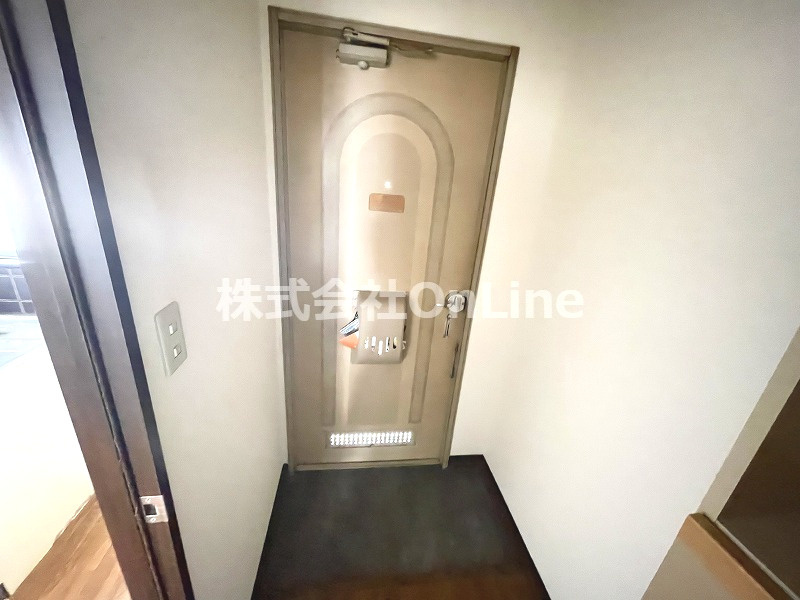 アイケイハイツ高井田A棟の玄関
