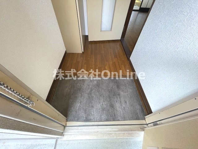 アイケイハイツ高井田A棟の玄関