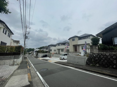 【前面道路含む現地写真】 | 多摩市桜ケ丘3丁目新築戸建て3棟現場3号棟