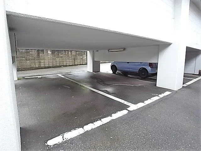 ロジュマン反高の駐車場