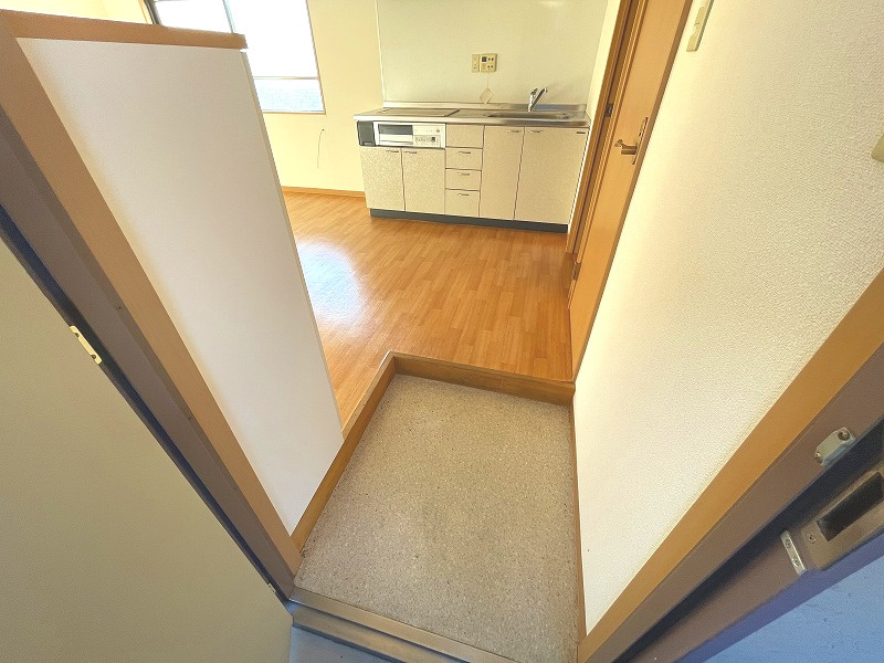 東大阪市高井田元町２丁目の賃貸マンションの玄関